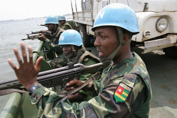 Cote d’Ivoire / Le commandant de la force de l’ONUCI rend visite aux unités d’Abidjan